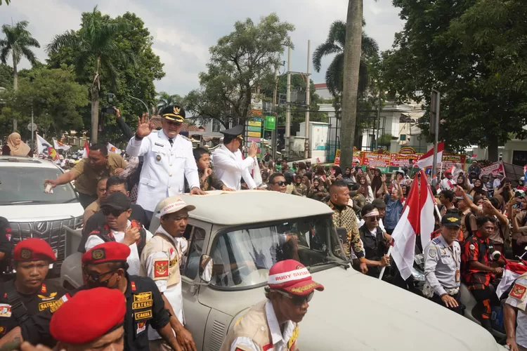  Bupati dan Wakil Bupati Bogor Rudy Susmanto - Ade Ruhandi tiba di gerbang Pemkab Bogor, Kamis, 20 Februari 2025. (Arifin/Metropolitan)