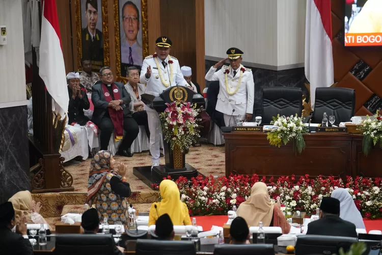 Bupati dan Wakil Bupati Bogor Rudy Susmanto - Ade Ruhandi saat menyampaikan pidato perdananya di DPRD Kabupaten Bogor, Kamis, 20 Februari 2025. (Arifin/Metropolitan)