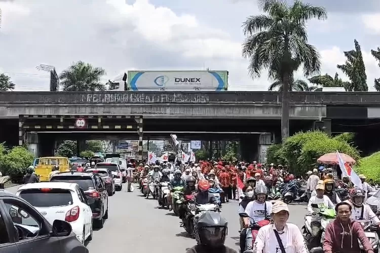 Ribuan relawan memadati Exit Tol Citeureup untuk menyambut Bupati dan Aakil Bupati Bogor Rudy Susmanto - Ade Ruhandi usai dilantik, Kamis, 20 Februari 2025. (Panca)