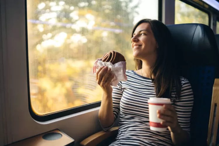 Simak selengkapnya mengenai 3 cara mudah pesan makanan di kereta api dengan mudah dan praktis. (Getty Images : urbazon)