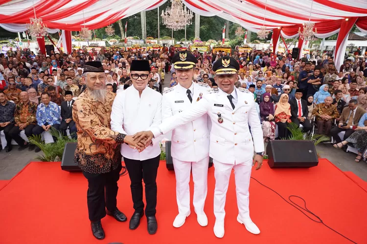 Wali Kota dan Wakil Wali Kota Bogor Dedie A Rachim - Jenal Mutaqin bersama Wamendagri Bima Arya usai pidato perdana di Plaza Balai Kota Bogor, Kamis, 20 Februari 2025. (Pemkot Bogor)