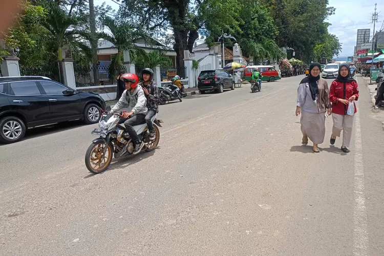 Jalanan kotor dengan tanah proyek berceceran sambut kedatangan Bupati dan Wakil Bupati Purwakarta usai dilantik Presiden (ist)