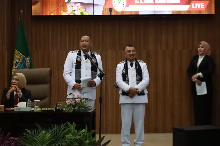 Wali Kota dan Wakil Wali Kota Bekasi, Tri Adhianto dan Abdul Harris Bobihoe (ist)