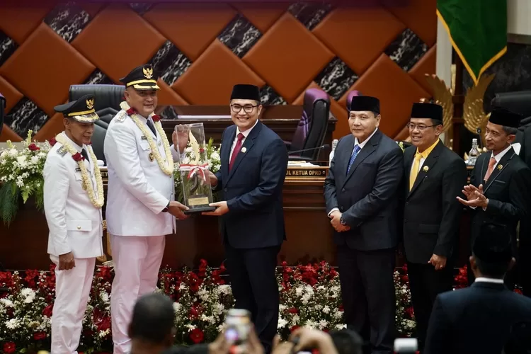 Ketua DPRD Kabupaten Bogor Sastra Winara saat menyambut Bupati dan Wakil Bupati Bogor Rudy Susmanto - Ade Ruhandi di DPRD Kabupaten Bogor, Kamis, 20 Februari 2025. (Arifin/Metropolitan)