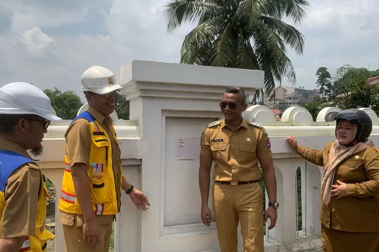 Wakil Wali Kota Bogor, Jenal Mutaqin mengecek lokasi jalur perlintasan tamu negara menuju Istana Bogor.  (Rifal Metropolitan)