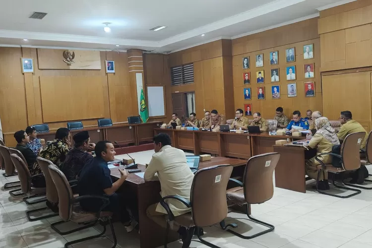 Bapemperda DPRD Kabupaten Sukabumi menggelar rapat koordinasi untuk membahas belasan raperda yang digarap tahun 2025 (ist)