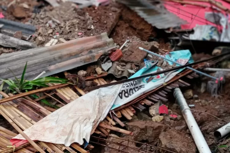 Rumah warga di Pamijahan, Kabupaten Bogor ambruk tergerus longsor, Selasa, 25 Februari 2025. (Ist)
