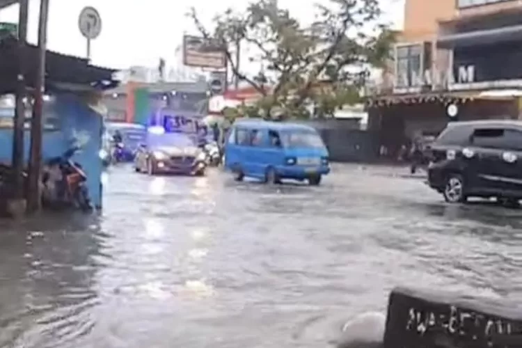 Banjir di Terminal Leuwiliang, Kabupaten Bogor yang sempat viral lantaran mengakibatkan kemacetan panjang. (Ist)