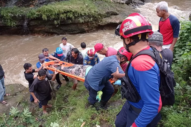 Proses evakuasi pria lansia yang terperosok dari tebingan setinggi 5 meter di bantaran Sungai Ciliwung, Kota Bogor. 