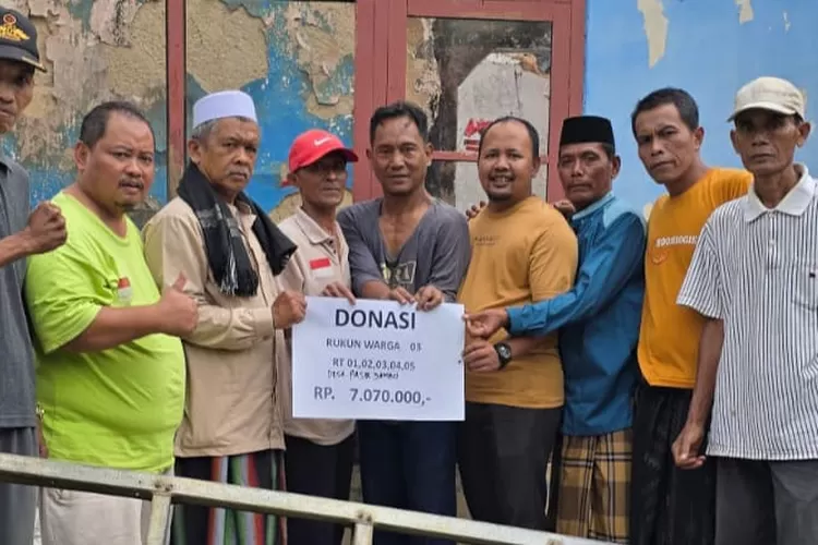 Penyerahan bantuan warga Pasir Jambu Lebak, Sukaraja, Kabupaten Bogor kepada korban kebakaran. (Ist)