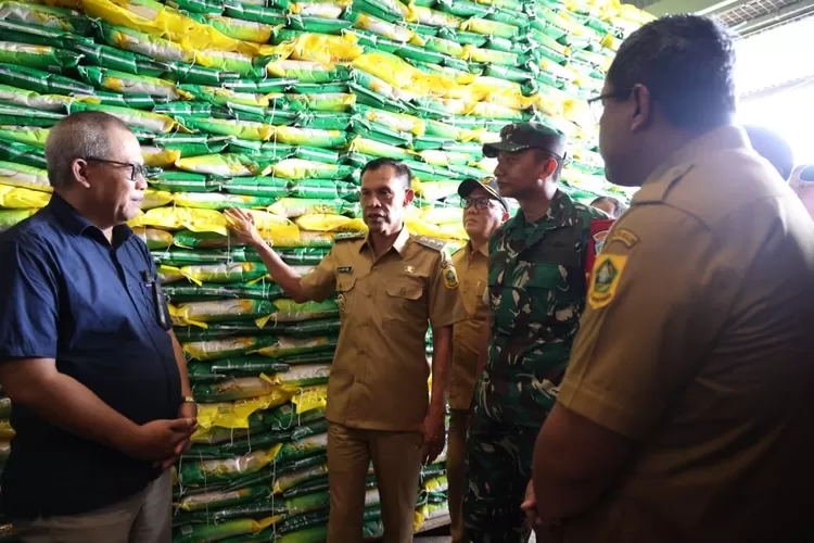 Wakil Bupati Bogor Ade Ruhandi atau Jaro Ade saat meninjau gudang Bulog di Dramaga, Kabupaten Bogor, Selasa, 25 Februari 2025. (Diskominfo)