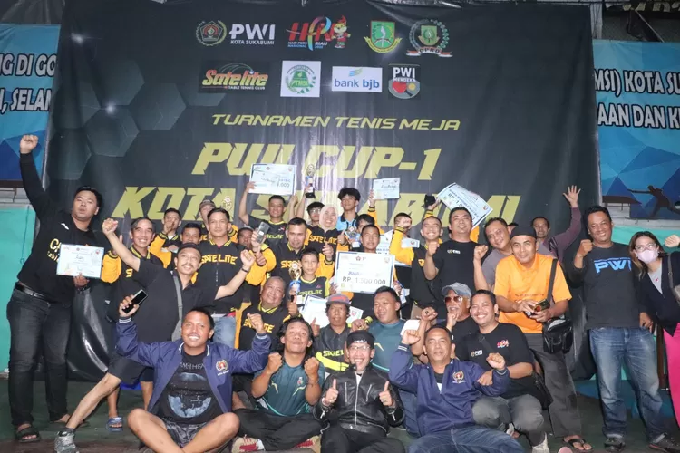 Dalam ajang turnamen tenis meja yang digelar PWI Cup-1 Kota Sukabumi, Klub tenis meja PTM Satelite sapu bersih gelar juara (ist)