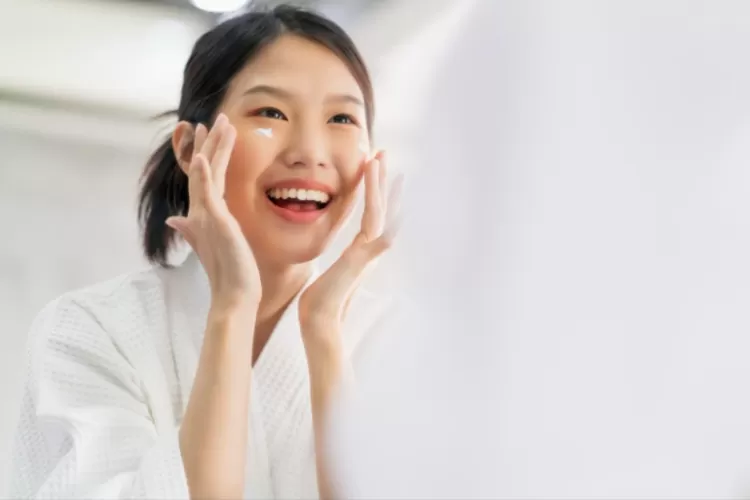 Kamu wajib tahu nih, tips menggunakan moisturizer yang tepat dan efektif (Freepik)