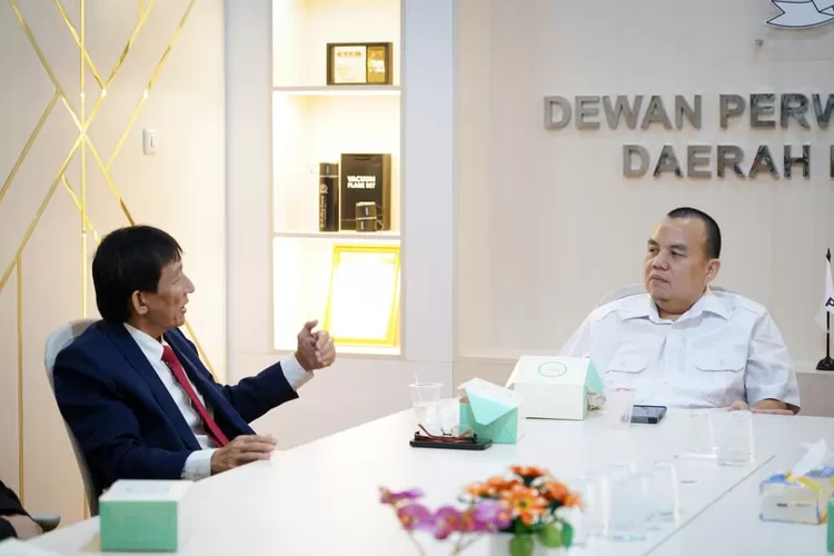 Ketua DPC Peradi Kota Bogor, Gunara berdiskusi bersama Ketua DPRD Kota Bogor, Adityawarman Adil. 