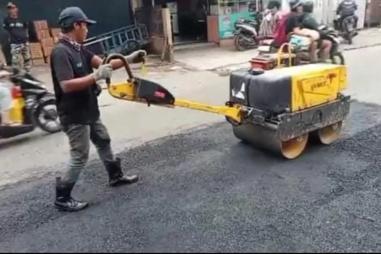 Dinas PUPR Kabupaten Bogor memperbaiki Jalan rusak di Jalan Tegar Beriman ruas PDAM - Bojonggede, Rabu, 26 Februari 2025. (Diskominfo)