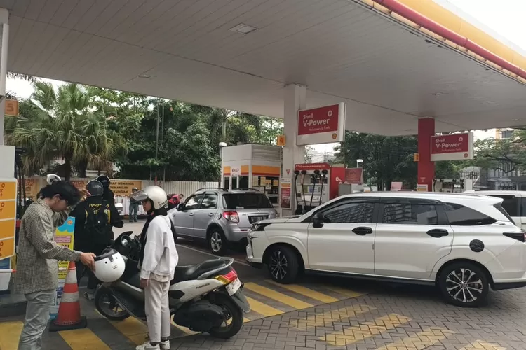 Antrean di salah satu SPBU Shell. (X/@eLganufa)