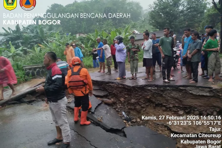 Jalan Penghubung Kecamatan Citeureup dan Sukamakmur, Kabupaten Bogor terputus akibat jembatan amblas, Kamis, 27 Februari 2025. (BPBD)