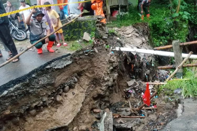 Jembatan yang menghubungkan Kecamatan Citeureup dan Sukamakmur, Kabupaten Bogor amblas dan memutus akses warga, Kamis, 27 Februari 2025. (BPBD)