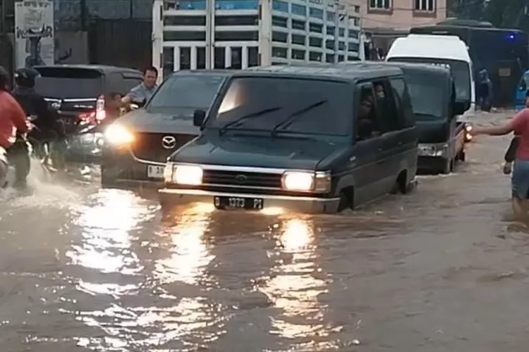 Sejumlah kendaraan nekat menerobos banjir di Cileungsi, Kabupaten Bogor, Kamis, 27 Februari 2025. (Ist)