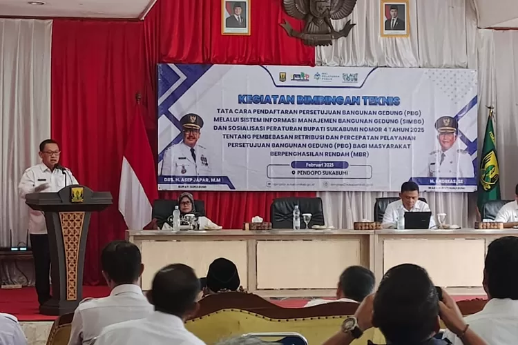 Asda II membuka Bimtek Tata Cara Pendaftaran PBG dan SIMBG bagi para camat se-Kabupaten Sukabumi untuk meningkatkan investasi (ist)
