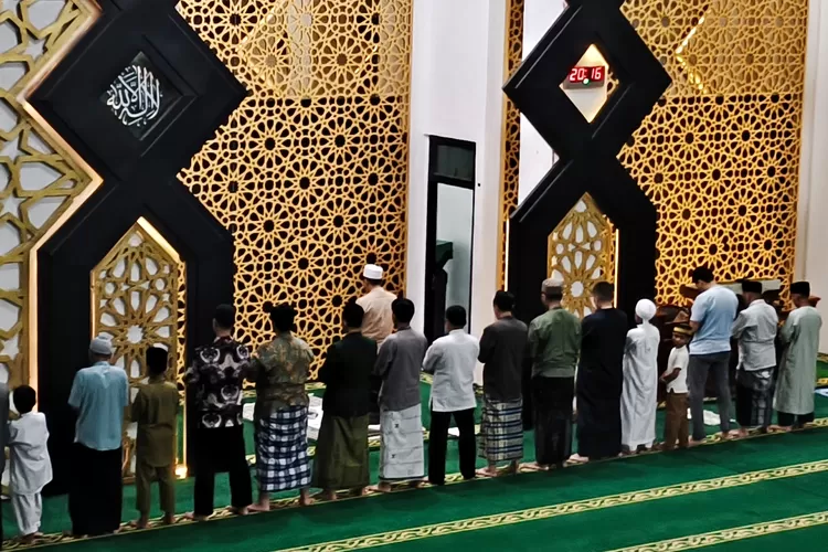 Jamaah mengikuti Salat Tarawih di Masjid Agung Baitul Faizin, Cibinong, Kabupaten Bogor, Jumat, 28 Februari 2025. (Panca)