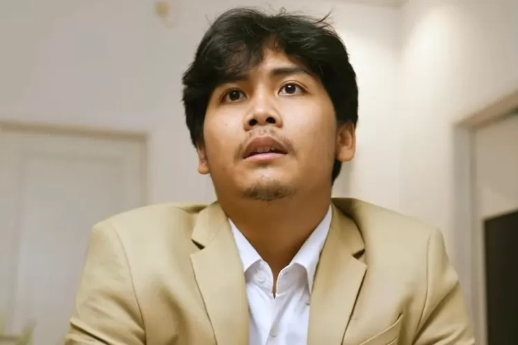 Komika Bintang Emon saat memparodikan SPBU swasta yang ramai imbas dari kasus dugaan korupsi tata kelola minyak mentah dan produk kilang. (Instagram/@bintangemon)