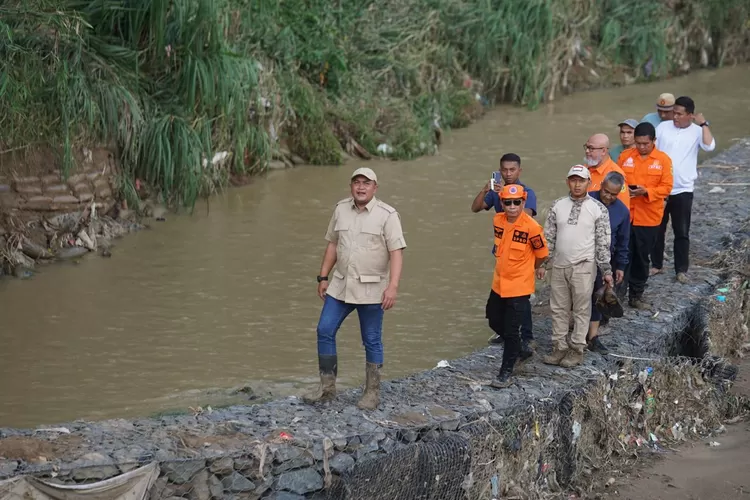 Bupati Bogor Rudy Susmanto san jajaran saat menyusuri Sungai Cisarapati, Cijayanti, Babakanmadang, Kabupaten Bogor, Sabtu, 1 Maret 2024 siang. (Arifin - Metropolitan)
