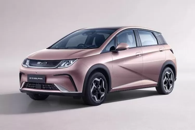Salah satu rekomendasi mobil listrik harga 300 jutaan dengan teknologi canggih dan jarak tempuh jauh yaitu BYD Dolphin. (BYD)