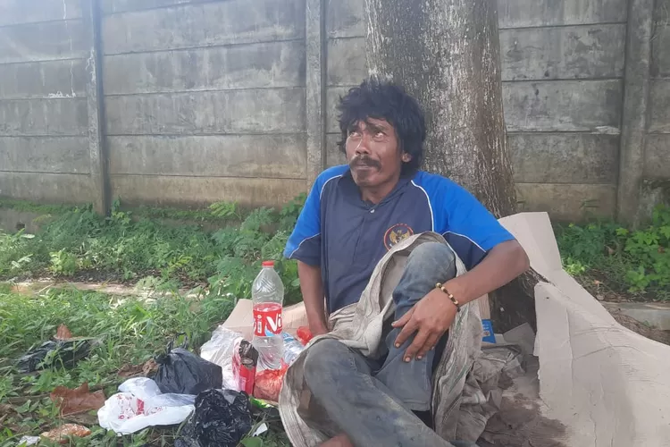 Seorang pria lumpuh diketahui terlantar di Palabuhanratu, Kabupaten Sukabumi. Cerita dan kisahnya pun viral di medsos (ist)