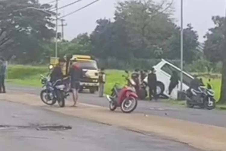 Kecelakaan pengendara mobil terperosok ke parit di Ciomas, Kabupaten Bogor. (Tangkapan layar)
