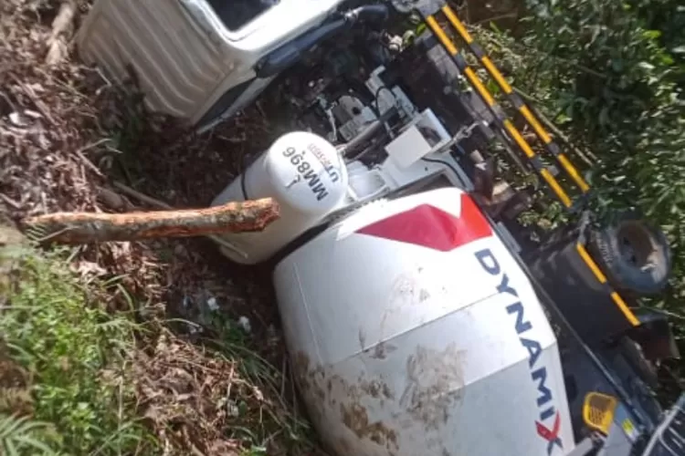 Truk molen terperosok ke jurang sungai di Kampung Legik Impres, Desa Leuwisadeng, Kecamatan Leuwisadeng, Kabupaten Bogor. (Ade)