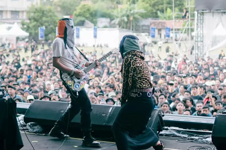 Band punk Sukatani saat berada di panggung menghibur penonton. (Instagram/@sukatani.band)