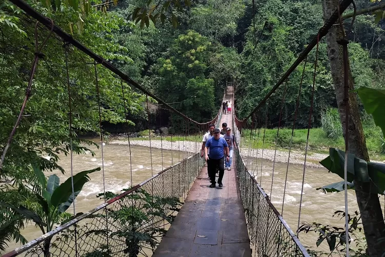 Camat Rumpin Icang Aliudin&nbsp;mengecek kondisi Jembatan&nbsp;Kantalarang Satu yang viral dengan sebutan jembatan shiratal mustaqim. (Mulya Diva)
