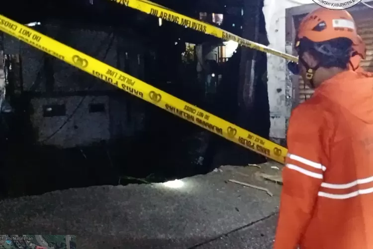 Petugas BPBD saat melakukan asesmen jembatan putus yang menghubungkan Desa Tugu Utara dan Tugu Selatan, Kecamatan Cisarua, Kabupaten Bogor. (BPBD)