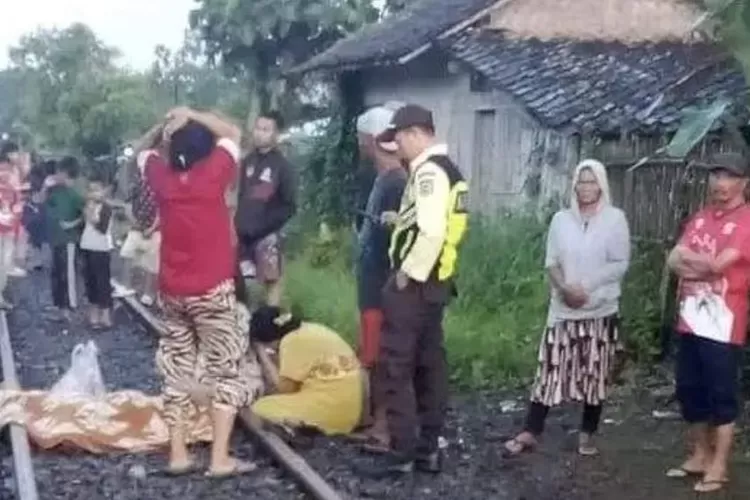 Sedang duduk santai di atas rel dan diberi peringatan oleh warga, seorang pria akhirnya tewas tertabrak KA Pangrango Sukabumi Bogor (ist)
