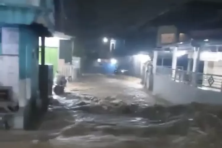 Banjir di wilayah Puncak Bogor, tepatnya di Kecamatan Cisarua, Kabupaten Bogor, Minggu, 2 Maret 2025. (Tangkapan layar)