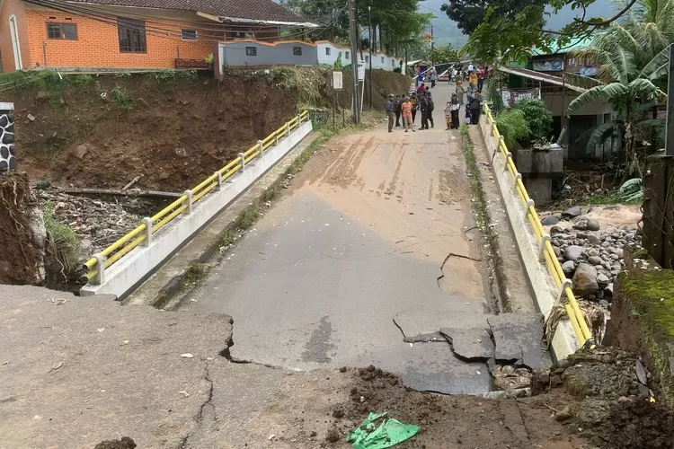 Kondisi jembatan penghubung dua desa yang terputus di wilayah Cisarua, Kabupaten Bogor.  (Rifal Metropolitan)