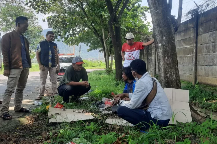 Pemerintah Kecamatan dan Desa menindaklanjuti ada seorang pria lumpuh ditemukan terlantar di Jalan PLTU Palabuhanratu, Kabupaten Sukabumi. (ist)