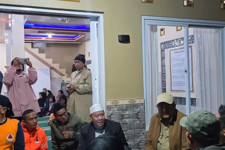 Bupati Bogor Rudy Susmanto mengunjungi warga terdampak banjir Puncak Bogor di Kampung Pensiunan, Desa Tugu Selatan, Kecamatan Cisarua, Senin, 3 Maret 2025 dini hari. (Istimewa)