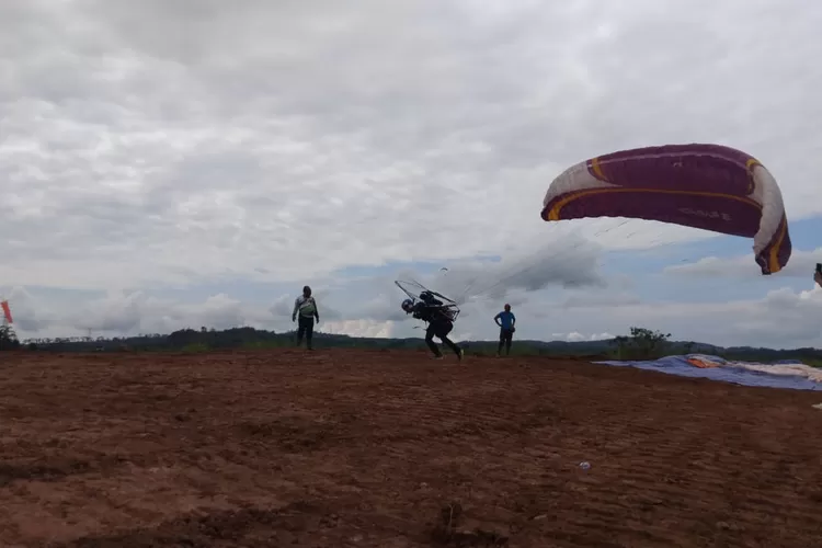 Kabupaten Sukabumi kini akan punya destinasi wisata baru memacu adrenalin, yakni wisata dirgantara dengan paramotor dan pesawat mikrolet (ist)