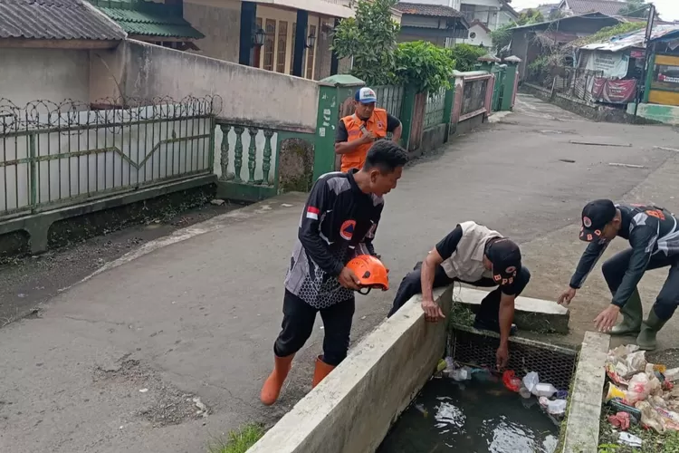 Saat mengecek lokasi rawan banjir di Jalan Siliwangi, BPBD Kota Sukabumi sebut Sungai Cileles mengalami pendangkalan (ist)