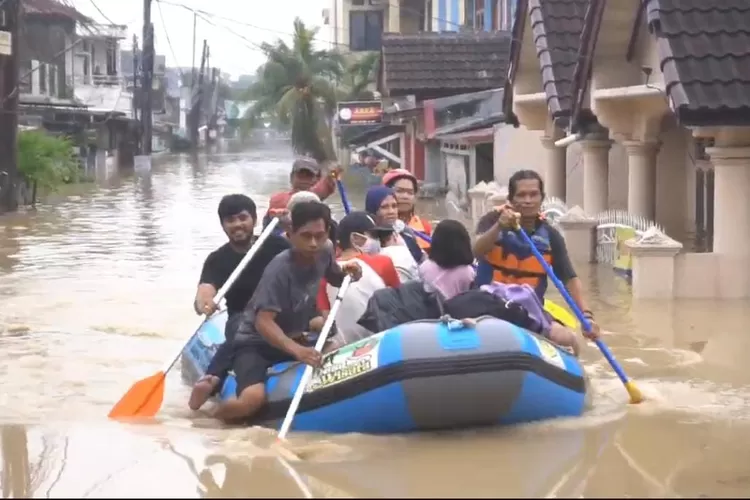 Evakuasi warga korban banjir di Desa Bojongkulur, Kecamatan Gunungputri, Kabupaten Bogor, Selasa, 4 Maret 2025. (Panca)