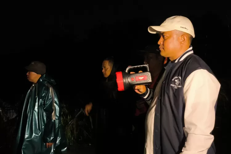 Bupati Bogor Rudy Susmanto saat meninjau lokasi bencana banjir di Desa Leuwinutug, Kecamatan Citeureup, Kabupaten Bogor, Selasa, 4 Maret 2025 dini hari. (Panca)