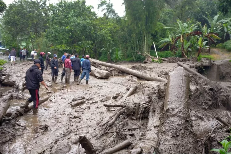 Bencana alam di kawasan Puncak, Cisarua, Kabupaten Bogor (X/@noorjeyna)