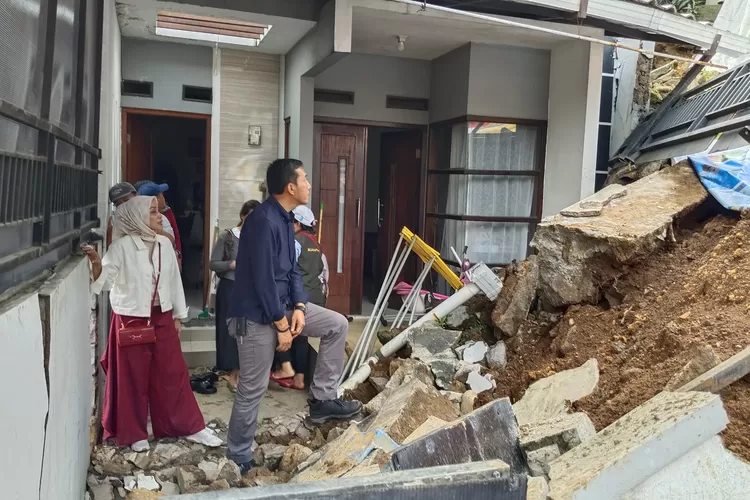 Istri Wali Kota Bogor, Yantie Rachim mengunjungi rumah korban tertimpa TPT longsor di Ciluar, Bogor Utara. 