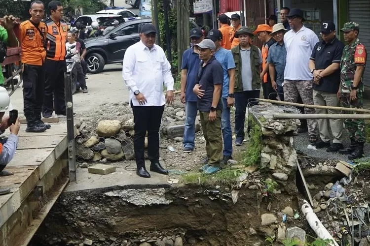 Bupati Bogor Rudy Susmanto saat meninjau perbaikan jembatan amblas imbas diterjang banjir di Citeureup, Minggu, 2 Maret 2025. Usai menetapkan status tanggap darurat bencana, Pemkab Bogor membangun posko bencana di empat zona wilayah. (Arifin - Metropolitan)