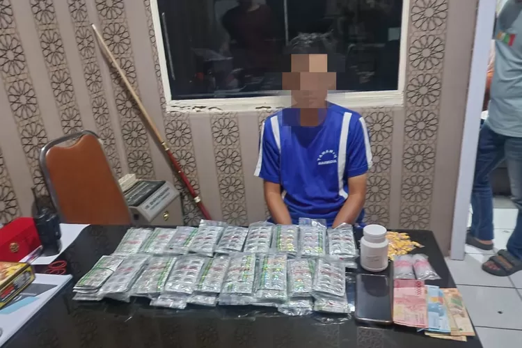 Polisi Sukabumi menangkap dua pria pengedar obat terlarang. Puluhan ribu butir Tramadol hingga Hexymer diamankan polisi (ist)