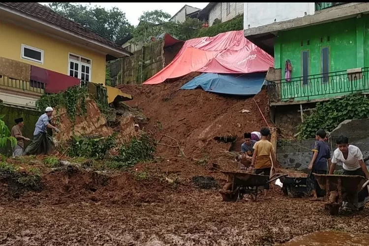 Longsor di Kampung Legok Sosro, Desa Tugu Selatan, Kecamatan Cisarua, Kabupaten Bogor yang sempat menimbun rumah warga. (Rizal)