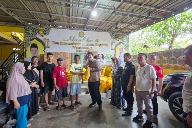 Anggota DPR RI Ravindra Airlangga menyalurkan paket bantuan untuk warga terdampak bencana di Desa Tugu Selatan, Cisarua, Kabupaten Bogor. (Ist)
