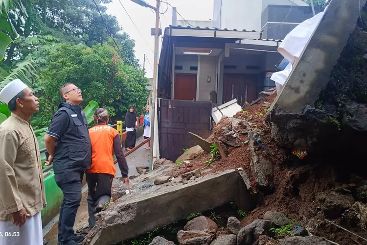 Saat meninjau lokasi bencana longsor di Empang, Wakil Ketua DPRD Kota Bogor Dadang Iskandar Danubrata kuatkan warga dan menyalurkan bantuan (DPRD Kota Bogor)